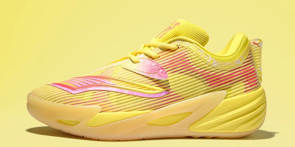 Chaussure de sport jaune et rose vif, vue latérale.