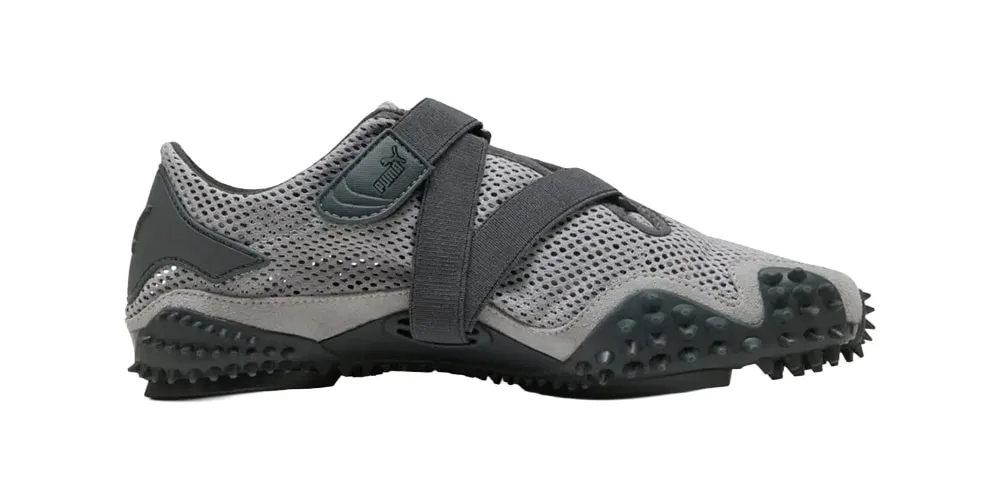 Chaussure grise avec semelle texturée et fermeture à sangle.