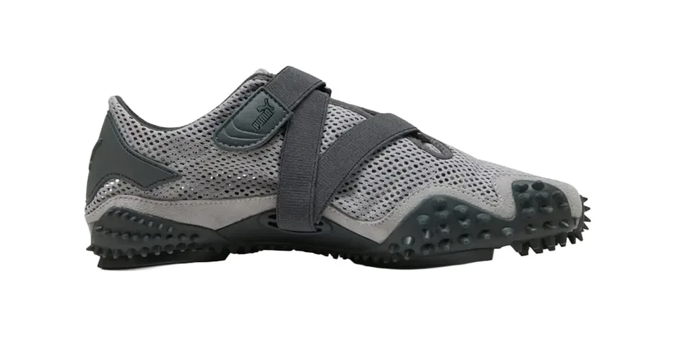 Chaussure grise avec semelle texturée et fermeture à sangle.