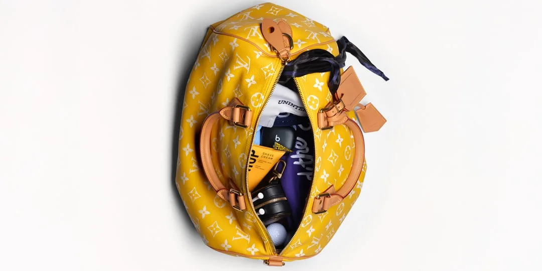Sac à dos jaune avec divers articles visibles à l'intérieur