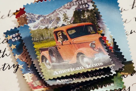 Timbres avec un camion vintage et un paysage montagneux.