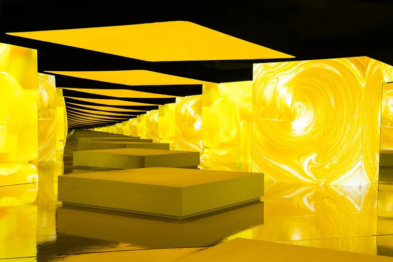 Installations lumineuses jaunes et modernes dans un espace intérieur futuriste.