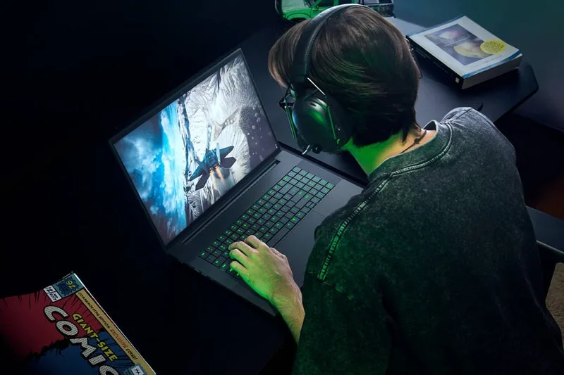 Une personne joue à un jeu vidéo aérien sur un ordinateur portable.