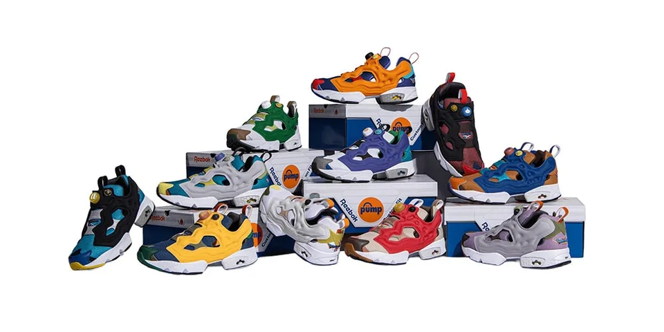 Collection de baskets colorées empilées sur des boîtes.