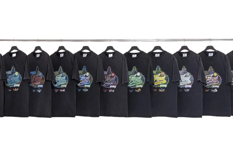 Rangée de T-shirts noirs avec motifs colorés.