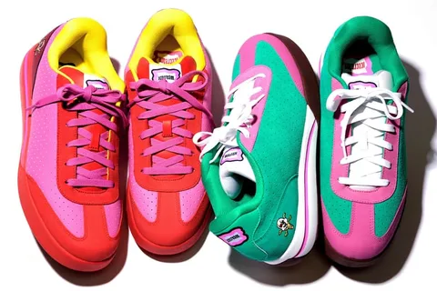 Deux paires de baskets colorées, rose et verte, sur fond blanc.
