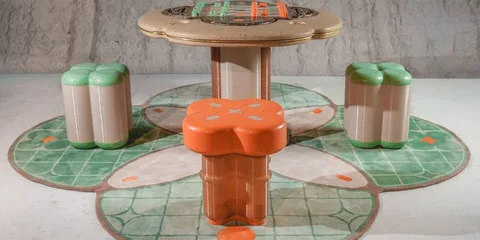 Table et chaises aux formes et couleurs uniques sur tapis assorti.