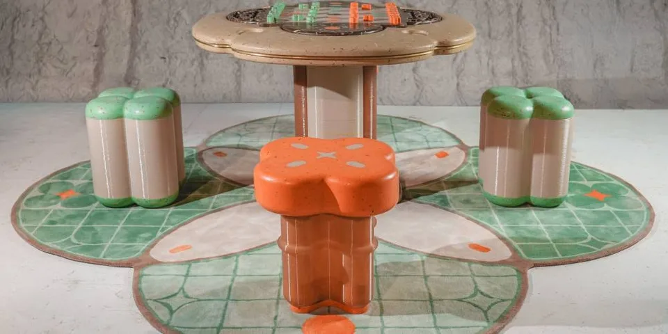 Table et chaises aux formes et couleurs uniques sur tapis assorti.