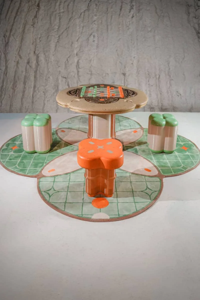Ensemble de meubles colorés avec motifs circulaires et tapis vert.