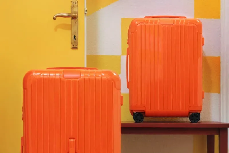 rimowa-sillumine-avec-orange-et-magenta/carousel-4.jpg