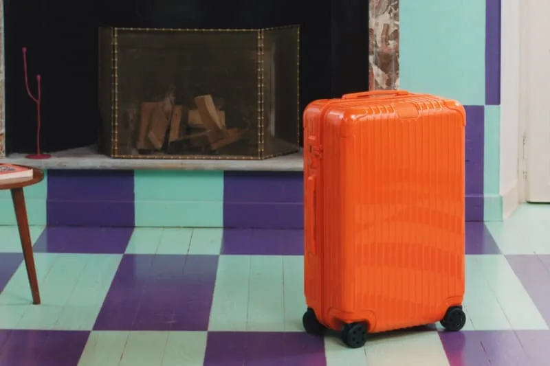 rimowa-sillumine-avec-orange-et-magenta/carousel-5.jpg