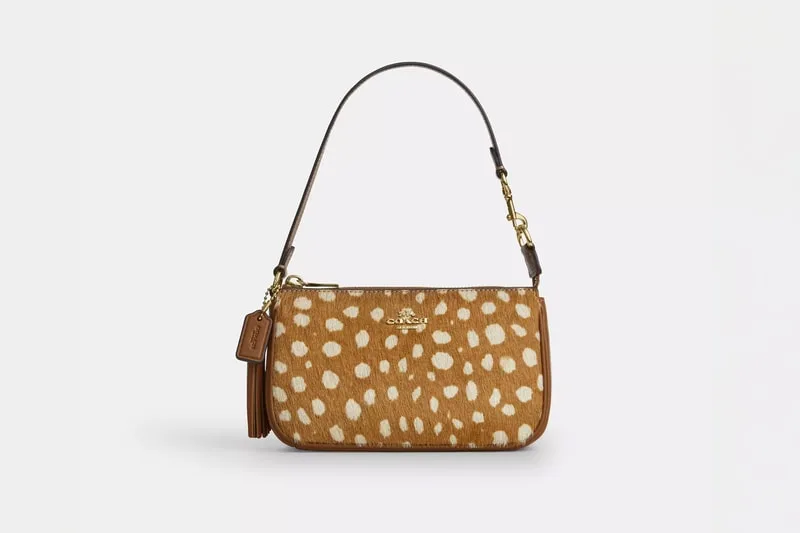 Petit sac à main marron avec motifs blancs.