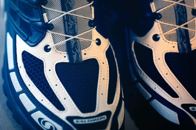 Gros plan sur des chaussures avec motif de sneakers.