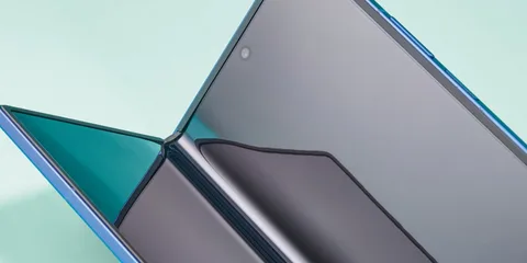 Smartphone pliant ouvert illustrant la technologie moderne.
