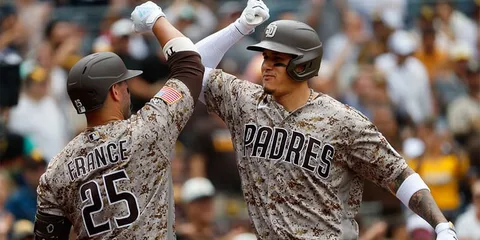 Deux joueurs de baseball Padres célébrant sur le terrain.