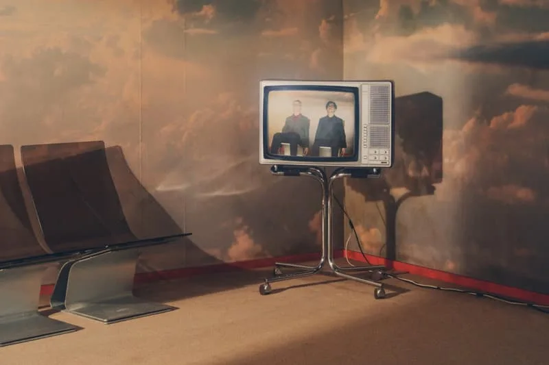 Télévision rétro avec des images floues dans une salle à thème nuageux.