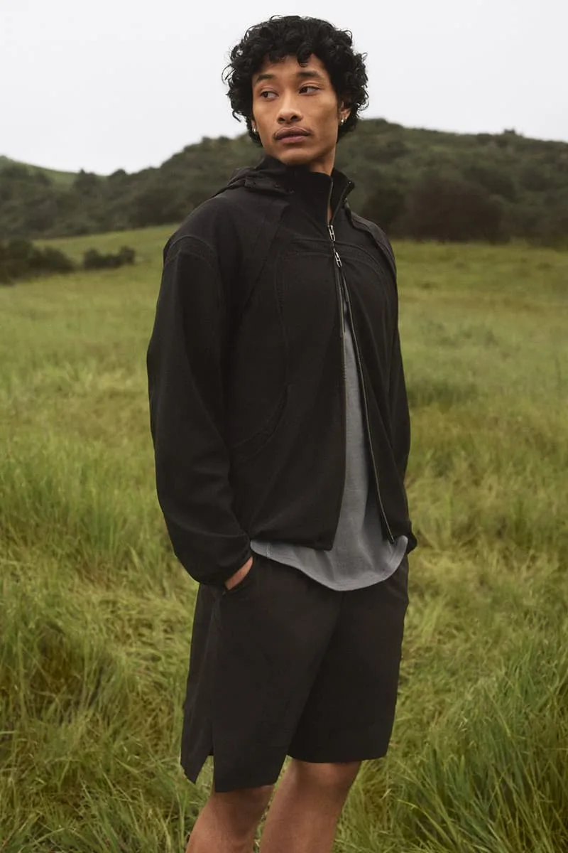 saul-nash-et-lululemon-la-collection-printemps-2026-reinvente-le-style-sportif/carousel-1.jpg