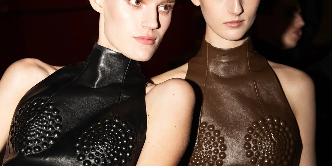 Deux mannequins avec des robes en cuir noir et marron à motifs circulaires.