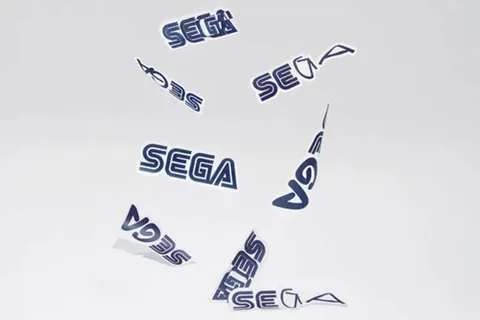 Logos SEGA déformés et suspendus dans les airs sur fond blanc.