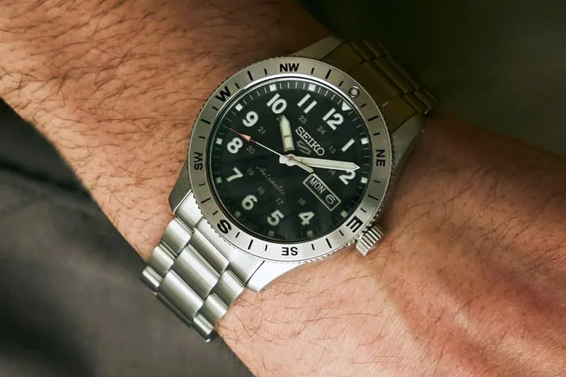 Montre-bracelet Seiko avec boîtier en acier inoxydable et cadran noir.