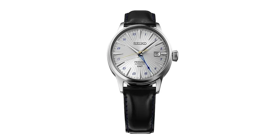 Montre Seiko avec bracelet noir et cadran argenté.