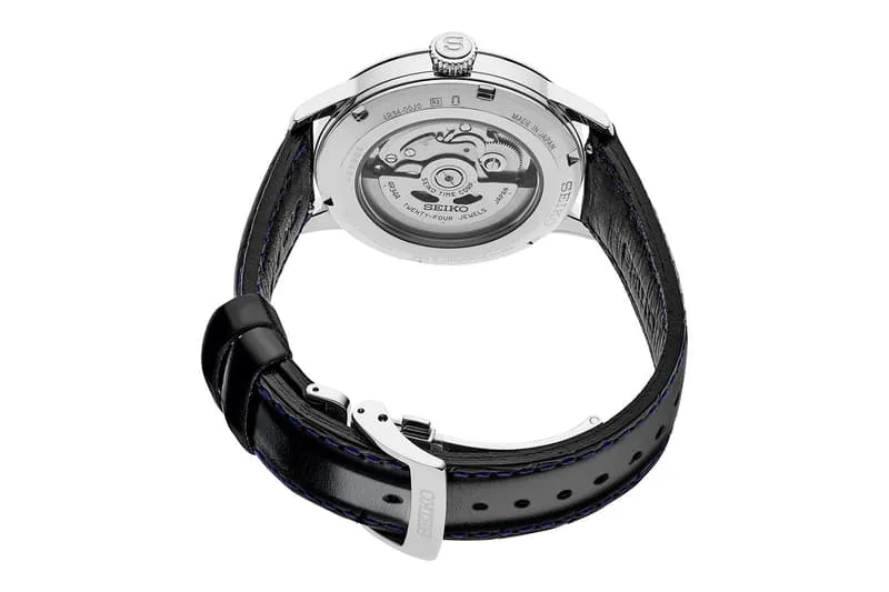 Dos de montre avec bracelet noir et mécanisme visible.