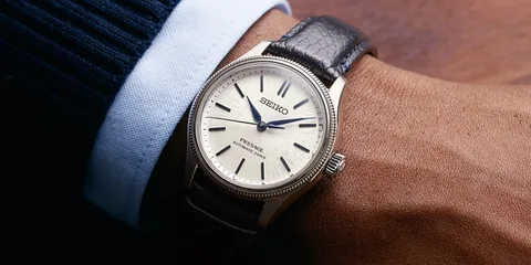 Montre Seiko Presage avec bracelet en cuir noir sur un poignet