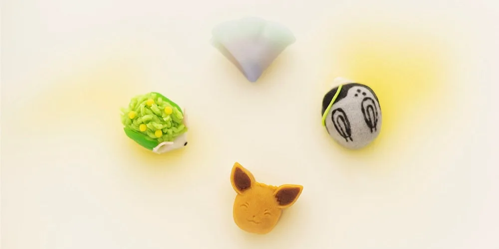 Quatre pâtisseries japonaises inspirées de personnages animés sur fond blanc.