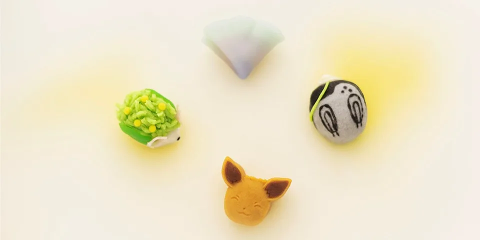 Quatre pâtisseries japonaises inspirées de personnages animés sur fond blanc.