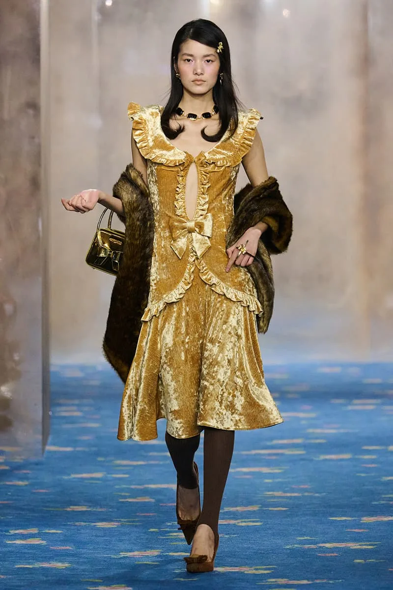 SHUSHU/TONG réécrit les règles de l'identité pour FW26 à la Shanghai Fashion Week, glamour des années 1930, épouses Stepford parisiennes