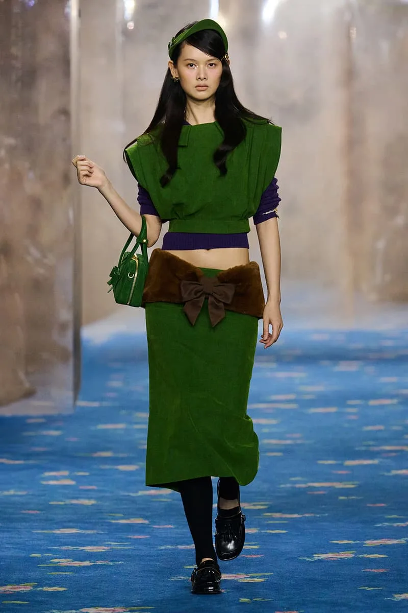 SHUSHU/TONG réécrit les règles de l'identité pour FW26 à la Shanghai Fashion Week, glamour des années 1930, épouses Stepford parisiennes