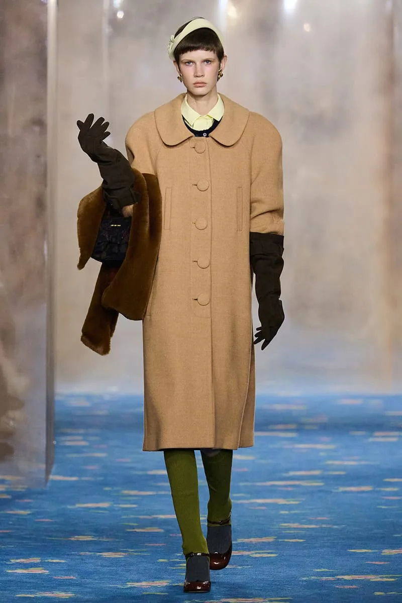 SHUSHU/TONG réécrit les règles de l'identité pour FW26 à la Shanghai Fashion Week, glamour des années 1930, épouses Stepford parisiennes