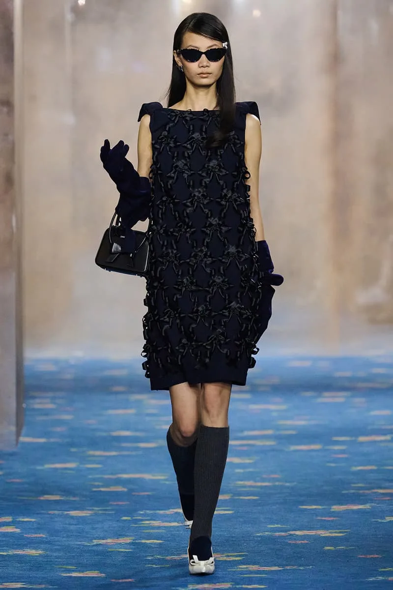 SHUSHU/TONG réécrit les règles de l'identité pour FW26 à la Shanghai Fashion Week, glamour des années 1930, épouses Stepford parisiennes