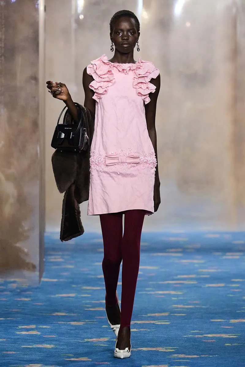 SHUSHU/TONG réécrit les règles de l'identité pour FW26 à la Shanghai Fashion Week, glamour des années 1930, épouses Stepford parisiennes