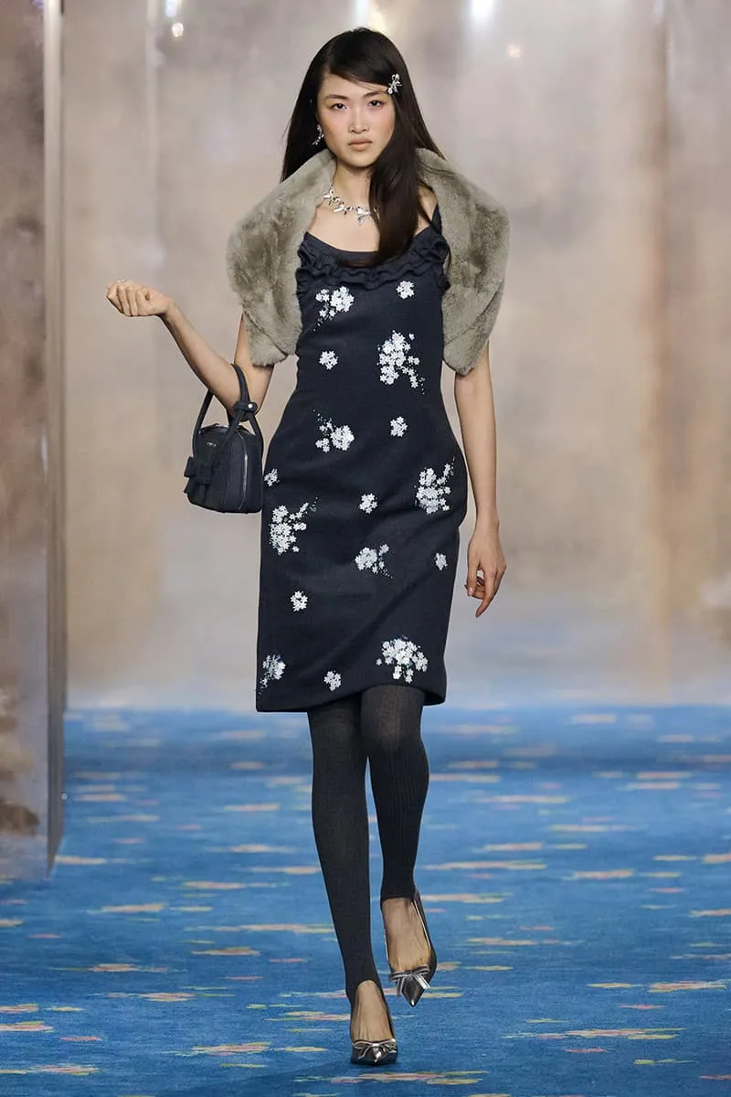 SHUSHU/TONG réécrit les règles de l'identité pour FW26 à la Shanghai Fashion Week, glamour des années 1930, épouses Stepford parisiennes