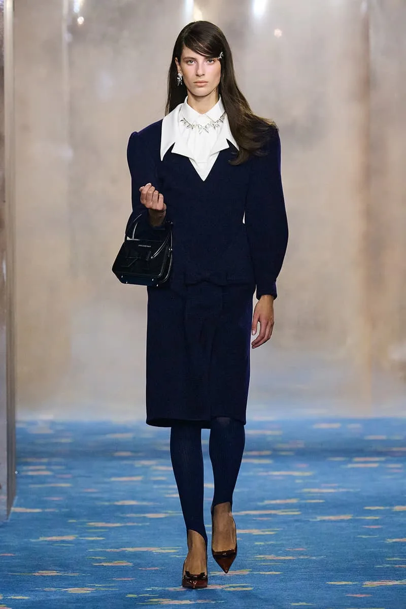 SHUSHU/TONG réécrit les règles de l'identité pour FW26 à la Shanghai Fashion Week, glamour des années 1930, épouses Stepford parisiennes