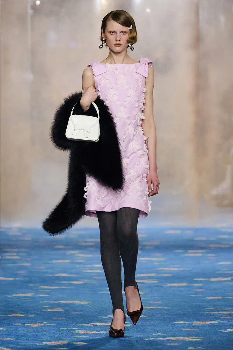 SHUSHU/TONG réécrit les règles de l'identité pour FW26 à la Shanghai Fashion Week, glamour des années 1930, épouses Stepford parisiennes