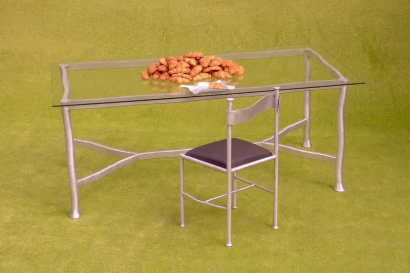 Table en verre avec croissants sur un fond vert