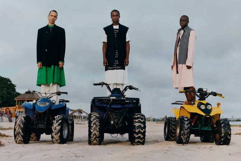 Trois personnes sur des VTT sur une plage, vêtements colorés.