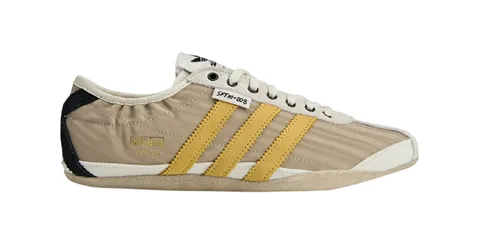 Chaussure beige et jaune avec bande Adidas et texte 'Tokyo'.