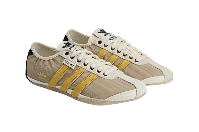 Chaussures de sport beiges avec bandes jaunes et noires, design classique