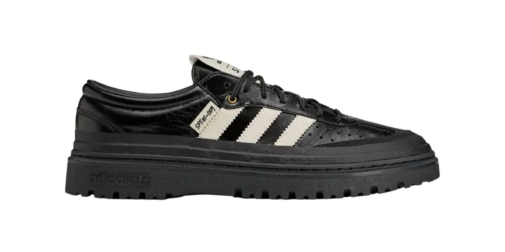 Chaussure noire Adidas avec semelle épaisse et bandes blanches