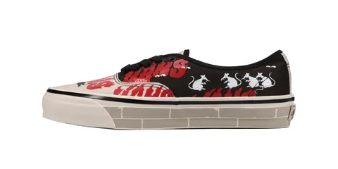 Chaussure Vans avec design graphique de rats et flammes rouges.