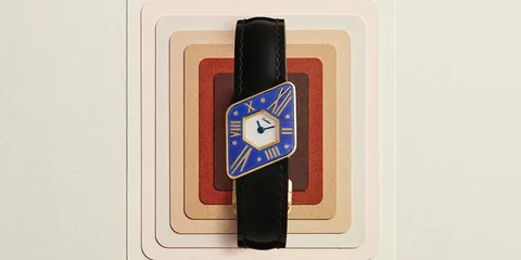 Montre déformée sur papier dégradé, design unique.
