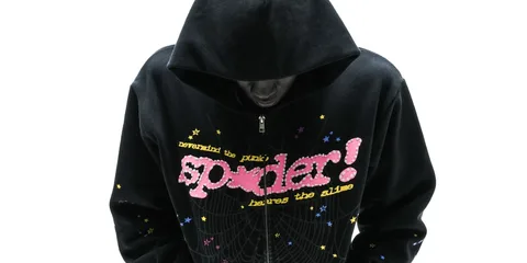 Personne avec sweat à capuche noir et texte coloré.