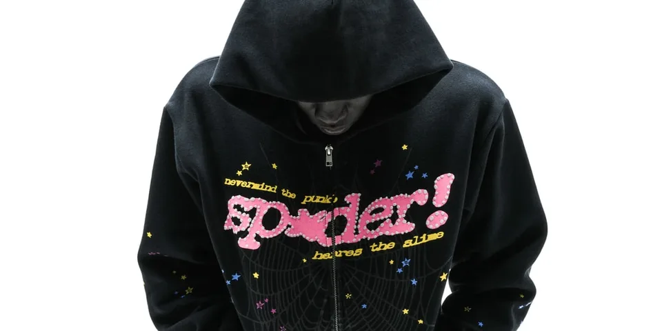 Personne avec sweat à capuche noir et texte coloré.
