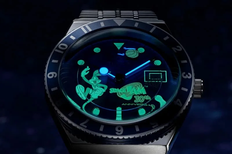 Montre lumineuse avec personnages animés et texte 'Space Jam 30th Anniversary'.