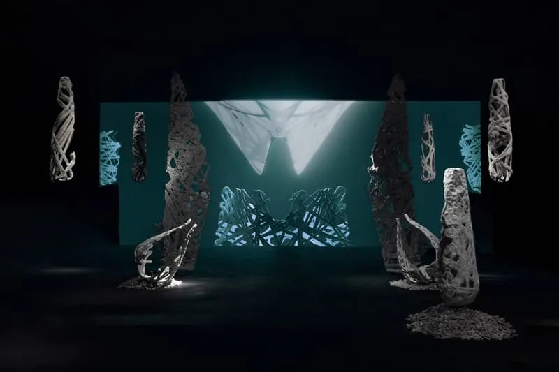 Installation artistique avec structures en spirale et éclairage dramatique