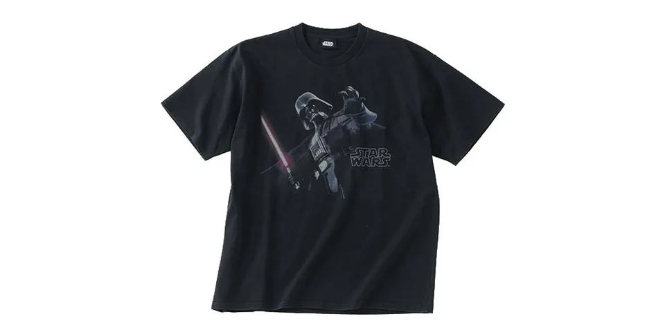T-shirt noir avec motif Star Wars et personnage emblématique.
