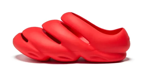 Chaussure rouge à design futuriste et formes ondulées.
